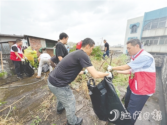圭峰會(huì)城黨群合力，清理冷巷天臺(tái)雜物，消除安全隱患。