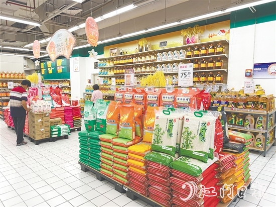 開(kāi)平市積極做好生活物資保障工作，米、油、肉、菜等生活必需品供應(yīng)充足、價(jià)格平穩(wěn)。