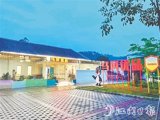 近年來，馬岡鎮(zhèn)以馬岡鵝為龍頭產(chǎn)品，深入推進(jìn)全國首個(gè)鎮(zhèn)域行政區(qū)品牌“馬岡優(yōu)品”建設(shè)。