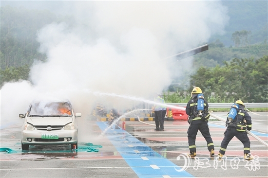 消防人員利用高壓水槍撲滅明火。