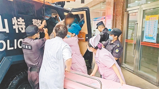 臺(tái)山市公安局民輔警在臺(tái)風(fēng)中劈開(kāi)“生命通道”，成功將一名臨產(chǎn)孕婦平安轉(zhuǎn)移到醫(yī)院分娩。臺(tái)山公安供圖