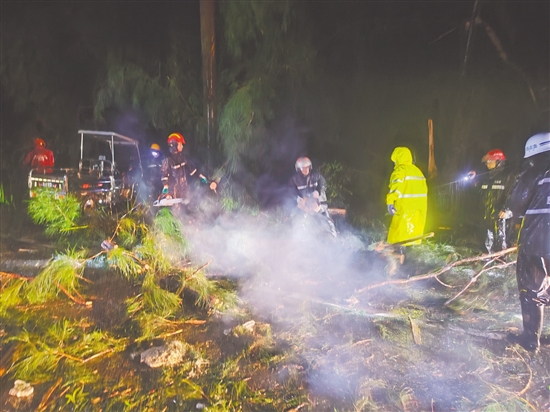 風(fēng)雨勢(shì)頭稍減，川島鎮(zhèn)政府迅速聯(lián)合臺(tái)山市交通陸島開(kāi)發(fā)公司、臺(tái)山市川山群島旅游發(fā)展有限公司奔赴山咀港進(jìn)港路開(kāi)展路面清障工作。川島鎮(zhèn)供圖