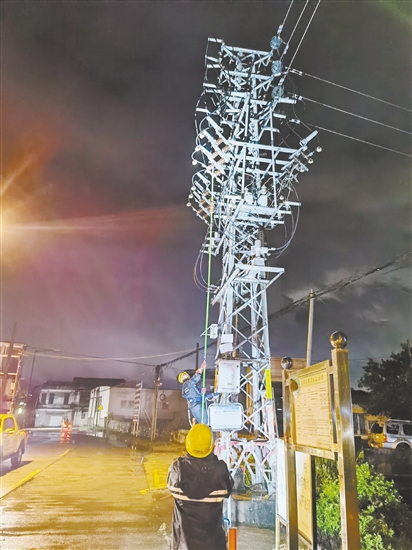 昨晚，江門新會(huì)供電局搶修隊(duì)伍對(duì)110kV七堡站10千伏墟鎮(zhèn)線開(kāi)展停電操作，為后續(xù)搶修做好準(zhǔn)備。