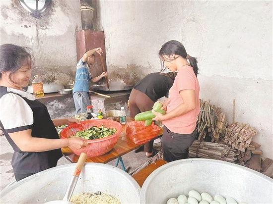 臺(tái)山市沖蔞鎮(zhèn)西坑村臨時(shí)安置點(diǎn)里，村干部帶著黨員志愿者在廚房里忙前忙后，村民也自發(fā)幫忙做飯，讓群眾不在家也能吃上暖心熱飯。沖蔞鎮(zhèn)供圖