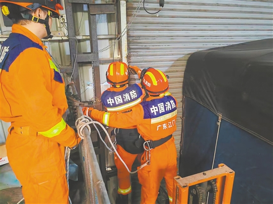 昨日14時(shí)許，江海區(qū)一處廠房卷簾門被強(qiáng)風(fēng)吹至變形，存在安全隱患，消防隊(duì)員立即趕赴現(xiàn)場(chǎng)，利用設(shè)備對(duì)變形門框進(jìn)行復(fù)位固定，并協(xié)助廠方轉(zhuǎn)移周邊易損物資。江海消防供圖