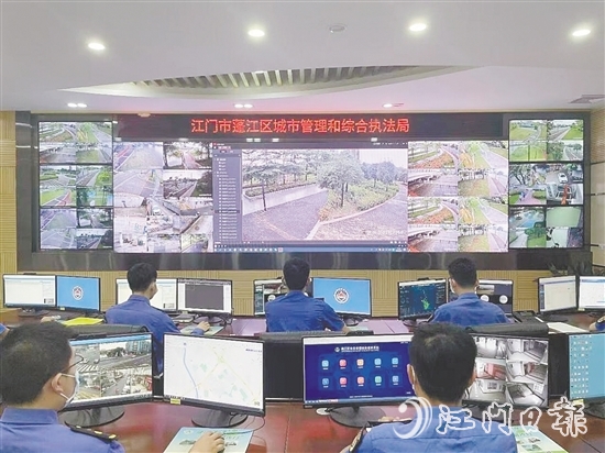 “城管110”指揮中心24小時待命，保障人民群眾生命財產(chǎn)安全。