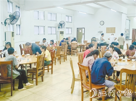 轉(zhuǎn)移安置的建筑工人在白沙街道應(yīng)急庇護(hù)中心有序就餐。