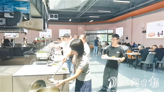 午飯時間，園區(qū)白領(lǐng)們在人和餐飲新概念智慧餐廳挑選心儀餐食。