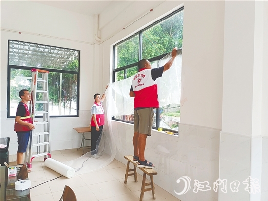 鶴山市各鎮(zhèn)（街）對(duì)應(yīng)急避難場(chǎng)所進(jìn)行全面消殺滅蚊、紗窗安裝等工作。