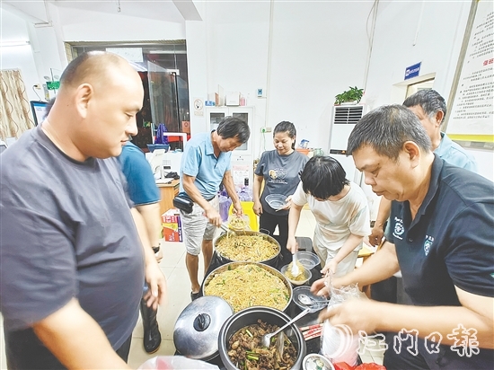 宅梧鎮(zhèn)靖村村委會(huì)為轉(zhuǎn)移群眾準(zhǔn)備暖心晚餐。