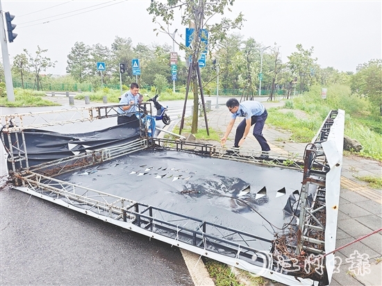 民輔警清理翻倒的廣告牌，確保群眾出行安全。