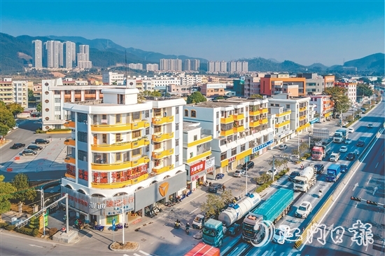 址山鎮(zhèn)鎮(zhèn)域風(fēng)貌煥新顏，推進(jìn)美麗示范主街和外立面提升。