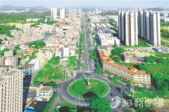 鶴城鎮(zhèn)鶴城大道。