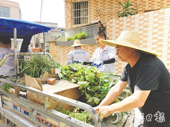 雅瑤鎮(zhèn)黨員干部下沉一線(xiàn)，清理積水和雜物垃圾。
