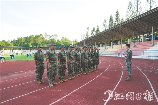 軍訓(xùn)培養(yǎng)學(xué)生吃苦耐勞的堅(jiān)強(qiáng)意志，養(yǎng)成優(yōu)良的學(xué)習(xí)生活作風(fēng)。