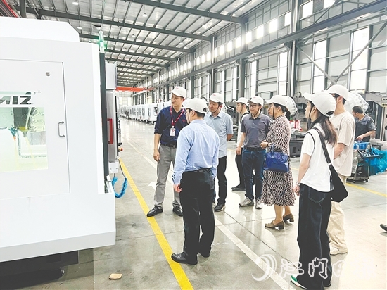 鶴山市科工商務(wù)局牽線廣東臺鉦智能裝備有限公司與五邑大學(xué)開展產(chǎn)學(xué)合作。