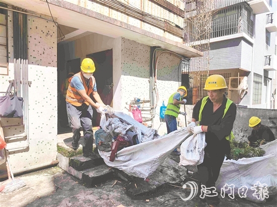 圭峰會(huì)城組織專(zhuān)業(yè)隊(duì)伍清理單車(chē)房堆積雜物。
