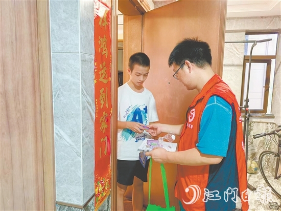 圭峰會(huì)城強(qiáng)化入戶宣傳，提升居民防蚊滅蚊意識(shí)。