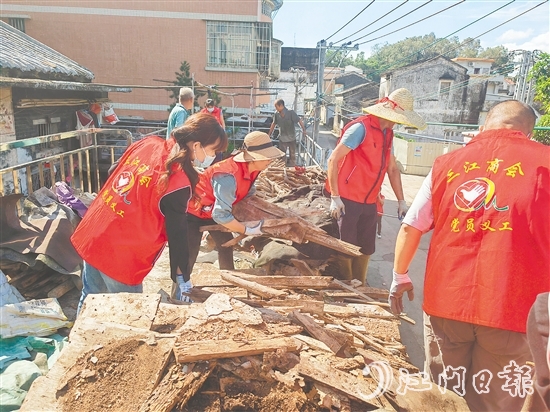 鎮(zhèn)村干部和企業(yè)代表合力攻堅(jiān)，清除新江村衛(wèi)生死角。