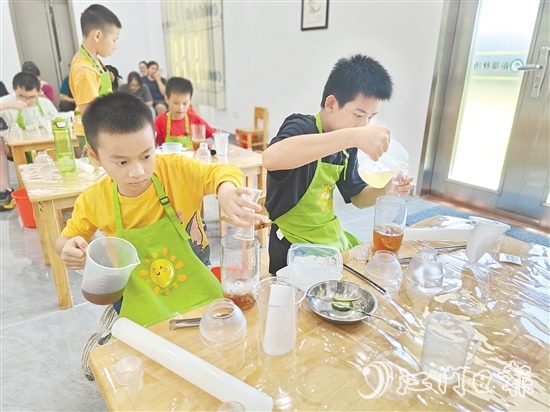 小朋友動手制作甘油果茶，完成后與父母分享。
