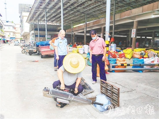 工作人員不放過衛(wèi)生死角，進(jìn)行全面消殺。