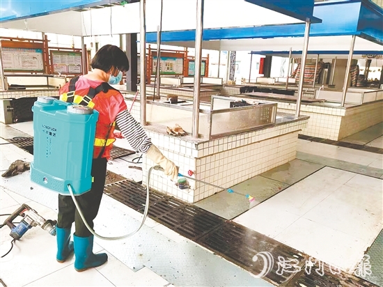 工作人員到農(nóng)貿(mào)市場開展消殺。
