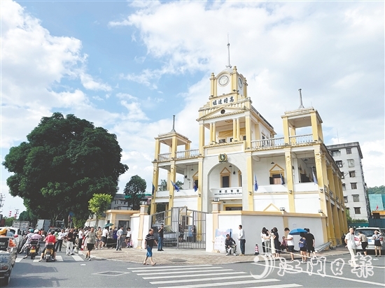 熟悉的恩平大鐘樓化身劇中的“濠港東區(qū)警署”，讓廣大恩平觀眾有了親切感。