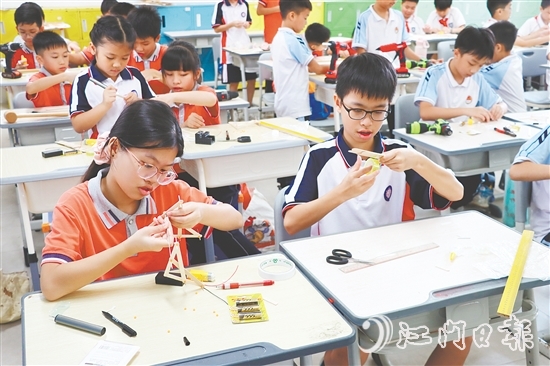 小選手們在比賽中制作“木牛流馬”。