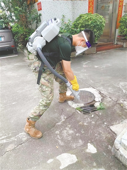夏北浩民兵排民兵對農(nóng)村蚊蟲滋生隱患處進(jìn)行仔細(xì)消殺。