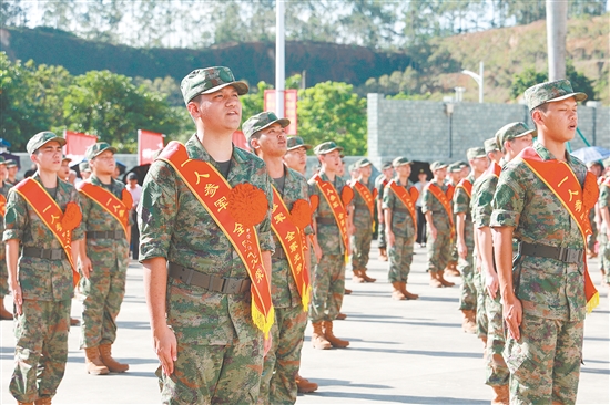 入伍新兵精神抖擻，躊躇滿志。