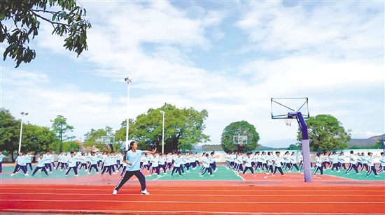 牛江鎮(zhèn)中心小學(xué)學(xué)生練習(xí)軍體拳。