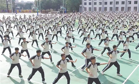 恩平一中學(xué)生練習(xí)軍體拳。