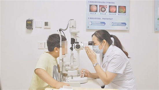 醫(yī)生為孩子檢查視力。