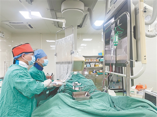 醫(yī)生對(duì)患者進(jìn)行治療。