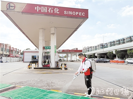 創(chuàng)建“無(wú)蚊加油站”的倡議得到我市各加油站的積極響應(yīng)和支持。圖為工作人員在加油站內(nèi)進(jìn)行消殺。