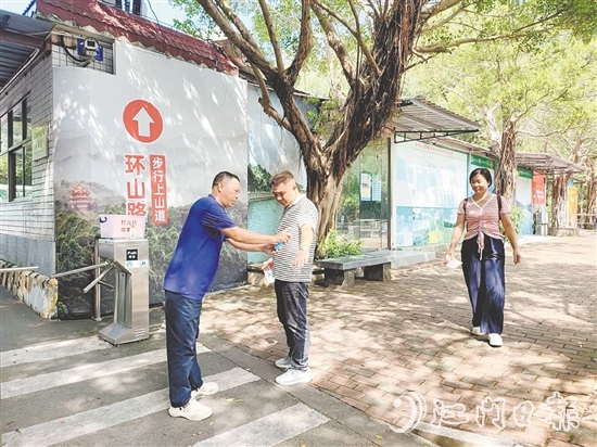 圭峰山景區(qū)工作人員為游客噴灑驅(qū)蚊液。