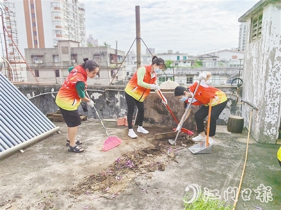 “娘子軍”清理天臺的雜物與垃圾。