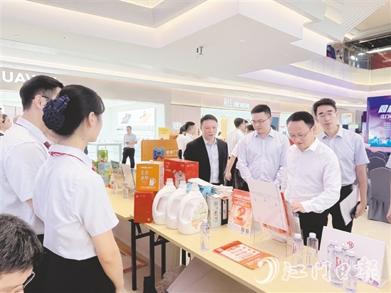 我市金融機構在活動現(xiàn)場設置金融知識宣傳攤位。