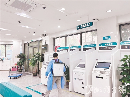 我市金融機(jī)構(gòu)嚴(yán)格落實(shí)對(duì)營業(yè)場所的消殺工作。