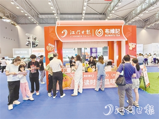 江門日報與布維記的聯(lián)名快閃店吸引了不少市民。