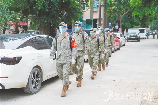 以黨員民兵為骨干的應(yīng)急分隊集結(jié)，奔赴重點社區(qū)、鄉(xiāng)鎮(zhèn)村組。