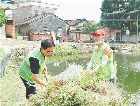 源林志愿服務(wù)隊(duì)與鎮(zhèn)村干部、居民群眾一起開展愛國衛(wèi)生行動(dòng)。