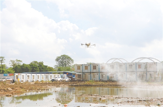 區(qū)住房城鄉(xiāng)建設(shè)局聯(lián)合轄區(qū)企業(yè)開展無人機高空全域消殺行動。圖為無人機在潮連街道進(jìn)行消殺。劉淑君