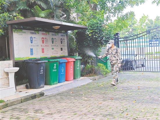 蓬江區(qū)直民兵應(yīng)急成蚊消殺隊在環(huán)市街道開展消殺工作。任佳燕