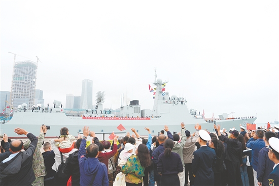 10月11日，中國(guó)海軍第48批護(hù)航編隊(duì)從山東青島某軍港解纜起航。這是儀式現(xiàn)場(chǎng)。新華社發(fā)