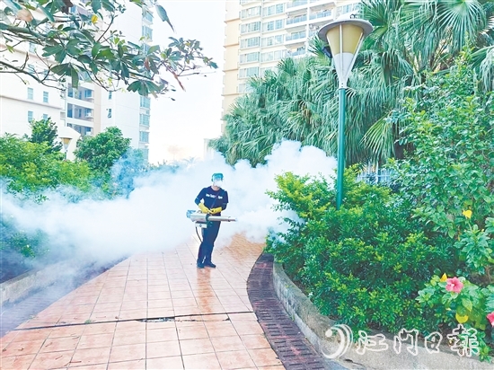 東成鎮(zhèn)錦江社區(qū)專職網(wǎng)格員張寶瑜對小區(qū)樓道、垃圾收集點及公共區(qū)域進行全面消殺。