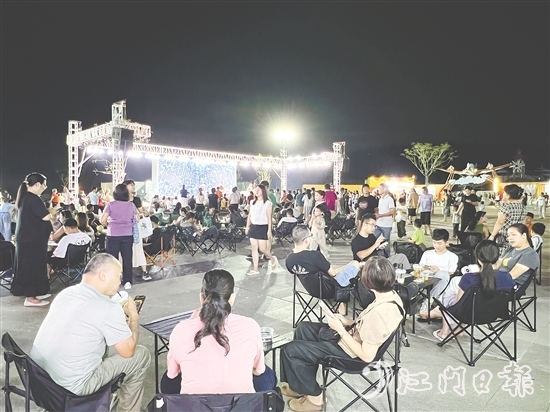 夜幕降臨，恩平體育公園旁的“僑鄉(xiāng)夜瀾”夜市逐漸熱鬧起來。
