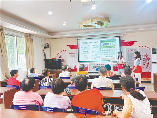 那吉鎮(zhèn)那西村新時代文明實踐站開設(shè)“銀發(fā)專場”，采用大字號圖文和慢語速講解防疫知識。