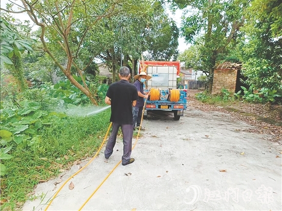 君堂鎮(zhèn)扎實(shí)做好滅蚊消殺工作。