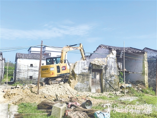 橫陂鎮(zhèn)以“三清三拆”為抓手，加強(qiáng)環(huán)境整治。